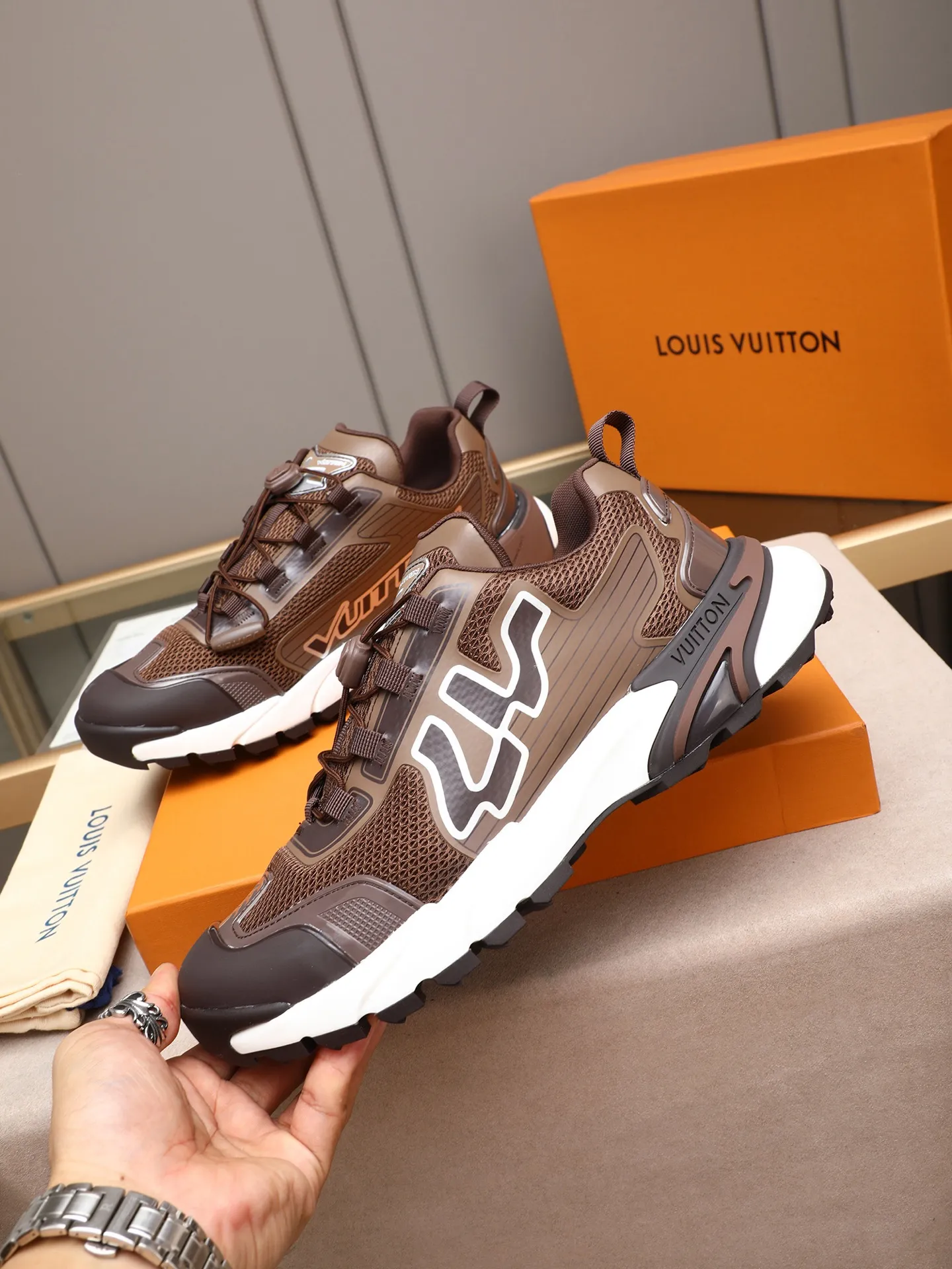 Men's Men's Shoes 💰640 LV Louis Vuitton L Jialu Brand Runner Tatic Series Thick-soled Casual Sports Shoes Running Shoes This LV Runner Tatic sports shoe combines technical materials such as mesh fabric and ribbons to interpret the inspiration of traditional mountaineering shoes. LV letters are written on one side, the lariat buckle of the quick lacing system is embellished with Monogram flowers and Louis Vuitton logos, and the light and wear-resistant rubber outsole completes the whole package. The delivery counter is beautifully packaged🛍📦 ▪️Fabrics: Original imported custom technical fabric + mesh ▪️Inner lining: Original custom-made breathable mesh ▪️Sole: Original open-molded anti-slip rubber combination material ▪️Sole thickness: 4CM ▪️Size: Men's size 38-44, (45 must be customized)